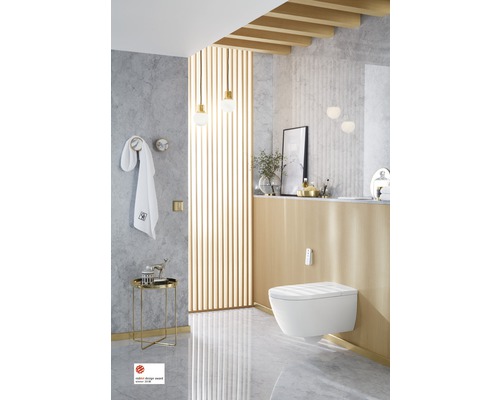 Moderní koupelna s nástěnným WC, ručníkem a dekorativními prvky pro stylové prostředí