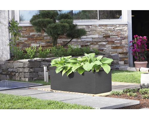 Obdélníkový plastový truhlík s rostlinami v zahradě