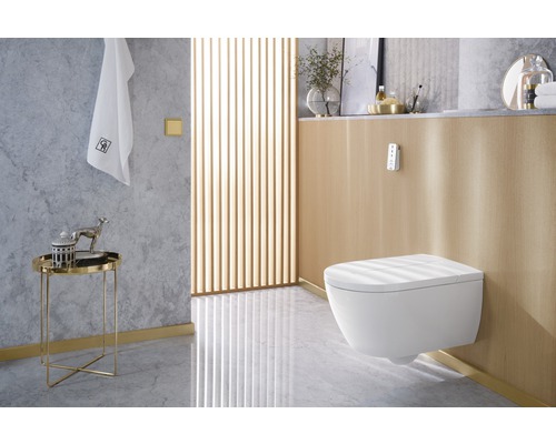 Moderní koupelna s nástěnným WC, odkládacím stolkem a ručníkem