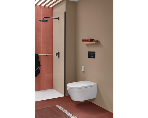 Moderní koupelna se sprchou a závěsným sprchovým WC