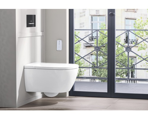 Závěsné sprchové WC ve světlé koupelně s oknem