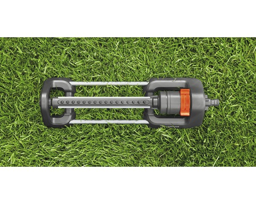 Zavlažovač Gardena na trávníku