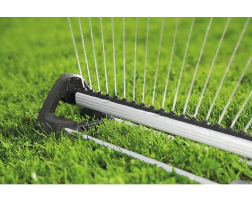 Zavlažovač trávníku zavlažuje trávník