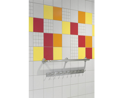 Obklad s držákem na ručníky a lištou s háčky