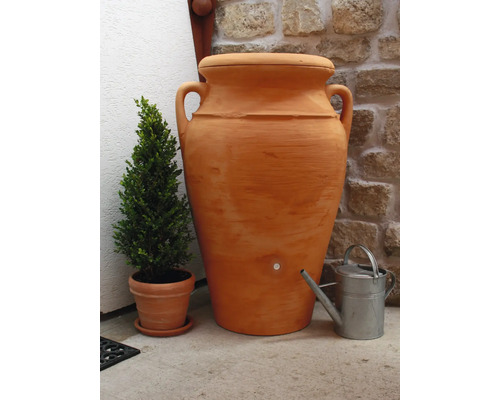 Terakotová amfora na vodu s kohoutkem, vedle konve a květináč s buxusem