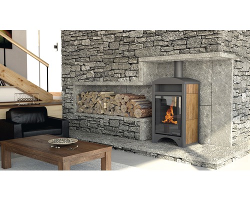 Obývací pokoj s krbovými kamny, hromadou dřeva a stěnou z přírodního kamene