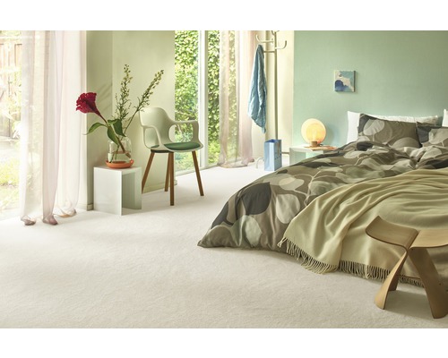 Světlá ložnice s postelí, židlí, oknem a kobercem