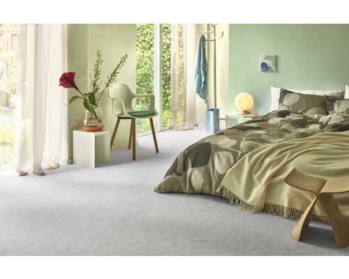 Světlá ložnice s kobercem, postelí a dekorací