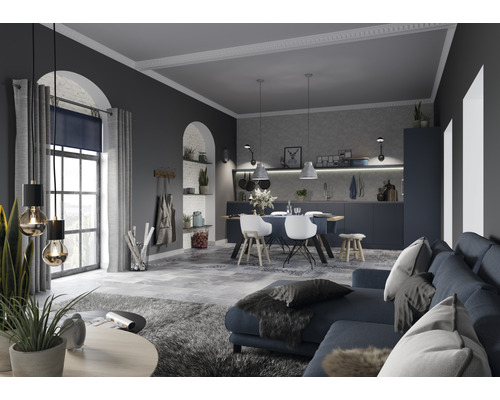 Světlý obývací pokoj s pohovkou, jídelním stolem, židlemi a kuchyňským koutem