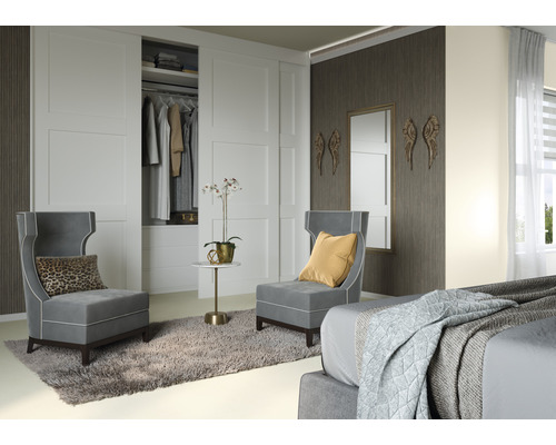 Ložnice s šatní skříní, křesly a dekorací