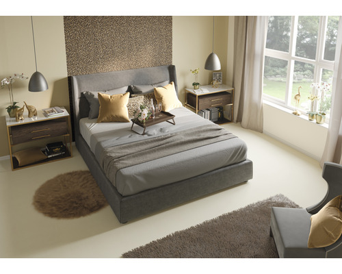 Ložnice s postelí, nočními stolky a dekoracemi pro útulné prostředí.