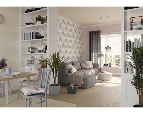 Obývací pokoj s pohovkou, jídelním stolem a knihovnou