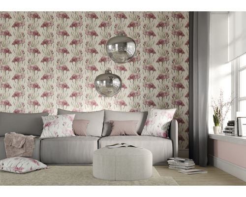 Obývací pokoj se šedou pohovkou, stoličkou a tapetou s plameňáky