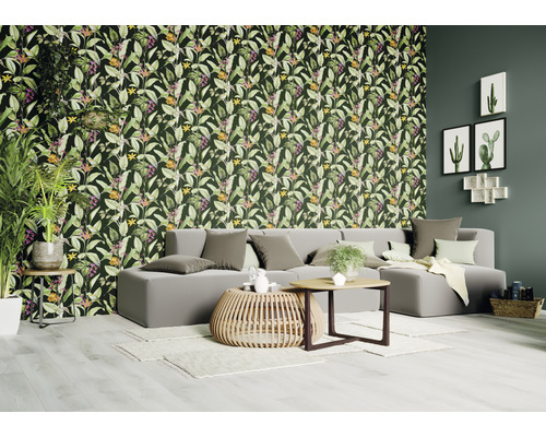 Obývací pokoj s květinovou tapetou džungle, pohovkou a konferenčními stolky.