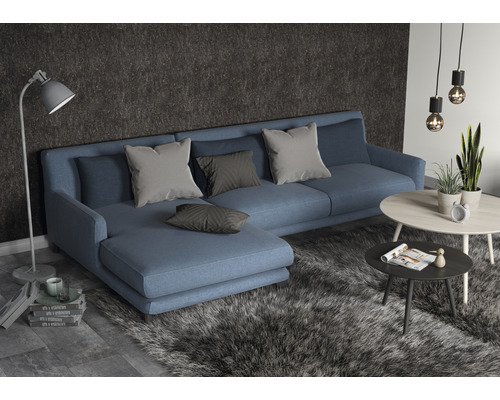 Obývací pokoj s pohovkou, polštáři, kobercem a stolem