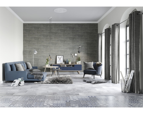 Obývací pokoj s pohovkou, křeslem, příborníkem, konferenčním stolkem, závěsy a dlažbou