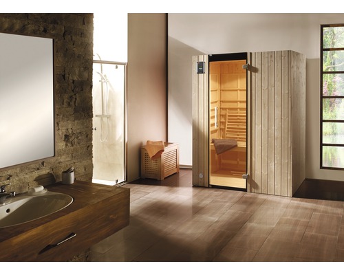 Koupelna s umyvadlem, sprchou a dřevěnou saunou