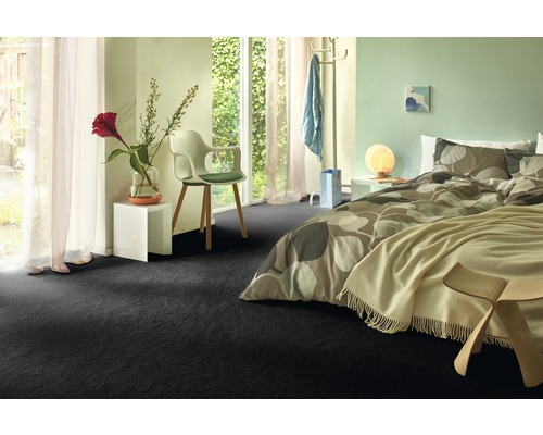 Ložnice s tmavým kobercem, postelí a oknem