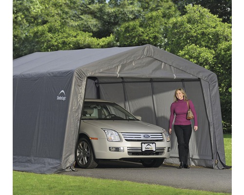 Šedý přístřešek pro auto s autem a ženou