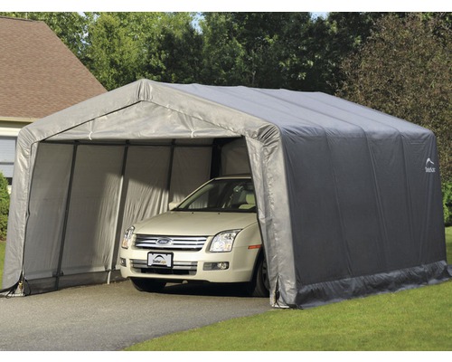 Šedý přístřešek pro auto s automobilem na příjezdové cestě