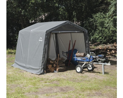 Šedá garáž na nářadí se štípačkou dřeva a poleny