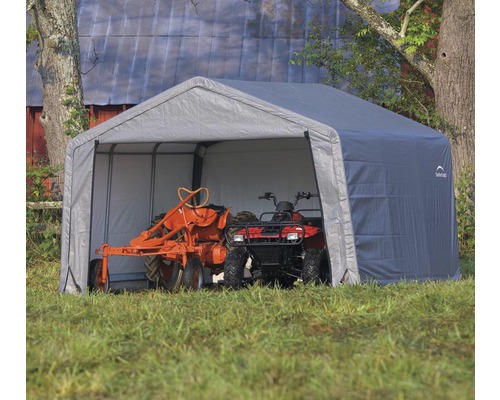 Šedý úkryt na nářadí s traktorem a čtyřkolkou