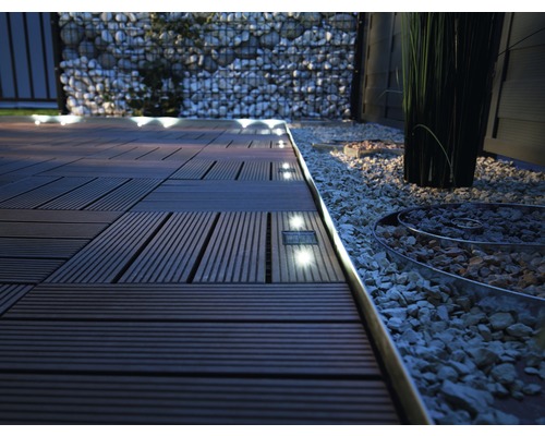 Terasa s WPC dlaždicemi, osvětlením a gabionovou stěnou
