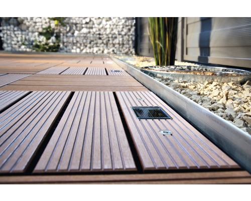 Teracové desky s integrovanými solárními světly položené ve venkovním prostoru.