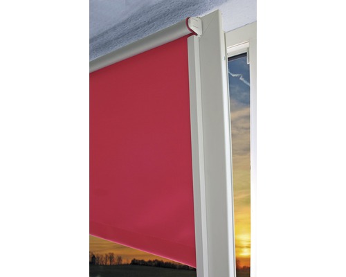 Detail červené rolety v okně