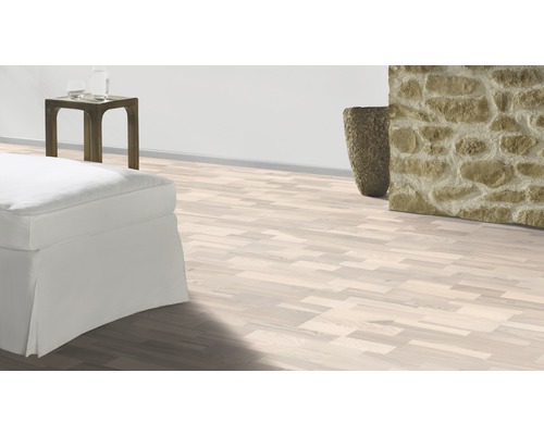 Světlá dřevěná podlaha v obývacím pokoji s nábytkem.