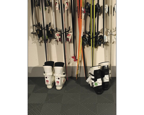 Lyžařské boty a lyže namontované na stěně