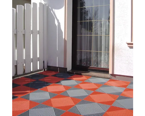 Terasa se čtvercovými, modulárními terasovými dlaždicemi v geometrickém vzoru