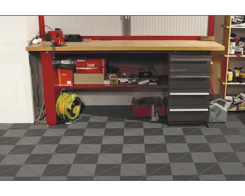 Dílna s pracovním stolem, nářadím a podlahovými dlaždicemi