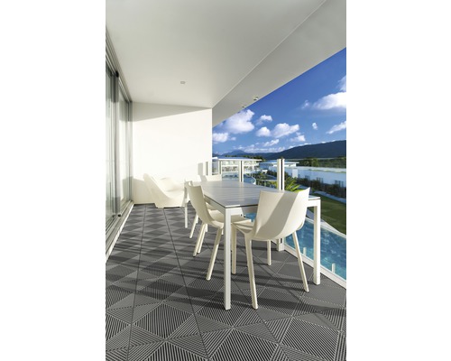 Terasa s podlahovými dlaždicemi, stolem a židlemi na balkóně