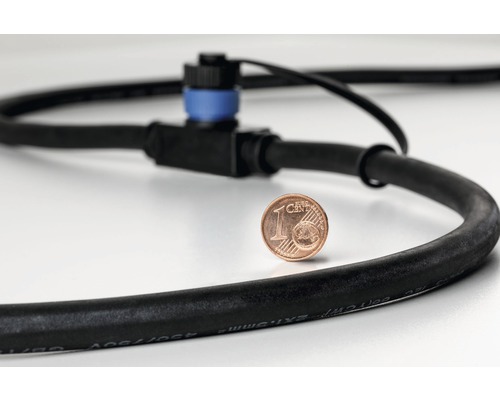 Černý kabel s modrou spojovací objímkou a 1centovou mincí pro orientaci velikosti