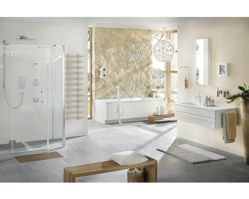 Světlá koupelna se sprchou, vanou, umyvadlem a lavicí pro přátelskou atmosféru.