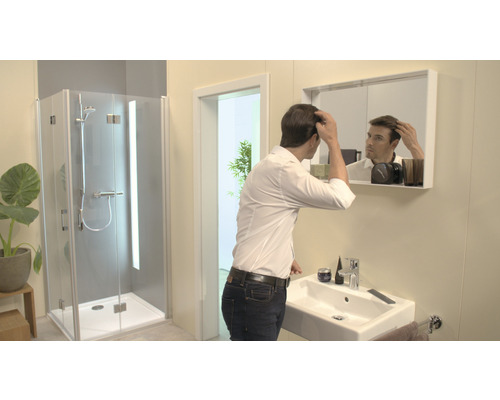 Koupelna se sprchou, umyvadlem a zrcadlem