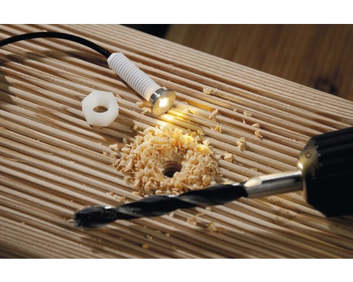 Vrtání otvoru pro lampu do dřevěné desky