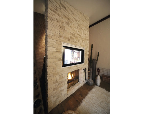 Obývací pokoj s krbem a televizí v kamenné zdi