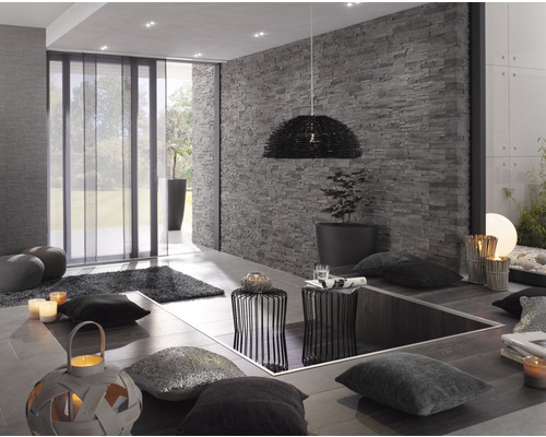 Moderní obývací pokoj s posuvnými závěsy, kamennou stěnou a dekorativními prvky