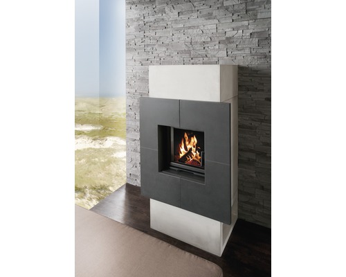 Moderní krbová kamna s kamenným obkladem a hořícím ohněm v obývacím pokoji