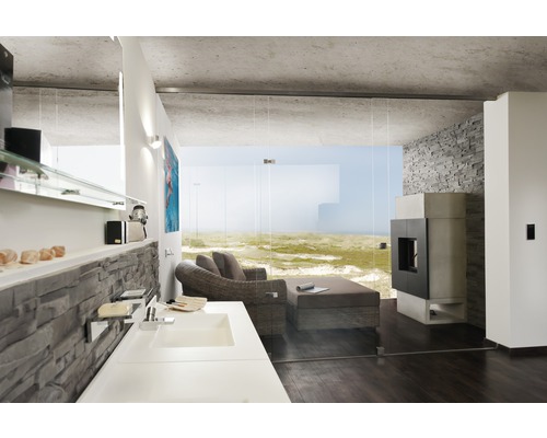 Moderní interiér s umyvadlem, krbem a posezením s výhledem na moře