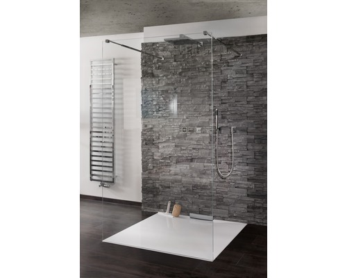 Sprchový kout v úrovni podlahy se skleněnou stěnou a kamennou stěnou