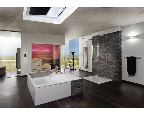 Světlá koupelna s vanou, sprchou, saunou a cvičebním strojem před velkým oknem