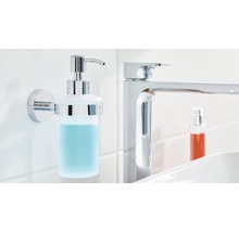 Nástěnný dávkovač mýdla z chromu v koupelně