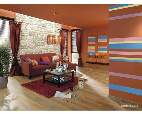 Obývací pokoj s pohovkou, stolem, lampou a dekorací