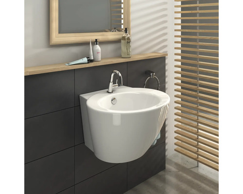 Moderní koupelna s umyvadlem, zrcadlem a dřevěnými žaluziemi pro světlou atmosféru.