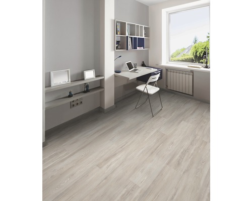 Moderní pracovna se světlou dřevěnou podlahou, psacím stolem a policemi