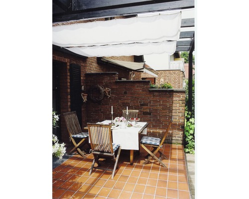 Terasa s dřevěným posezením, stolem a sluneční plachtou