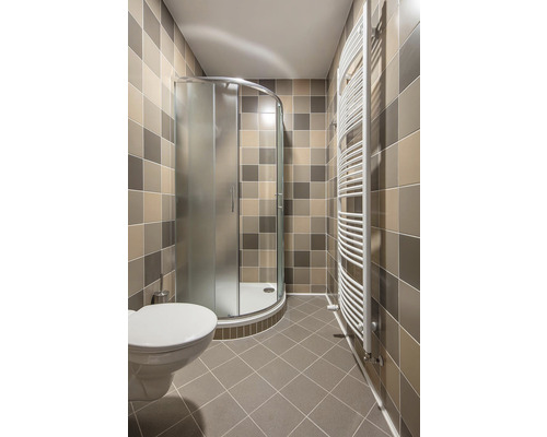 Koupelna se sprchou, topením a toaletou